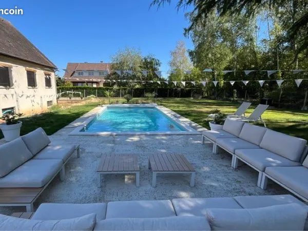 Belle piscine chauffée avec 2 terrasses