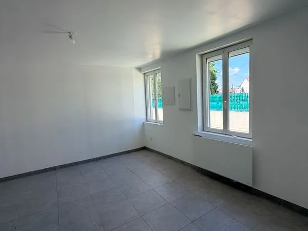 Maison T3 entièrement rénovée avec terrasse, terrain clos et garage - Fontenay-le-Comte