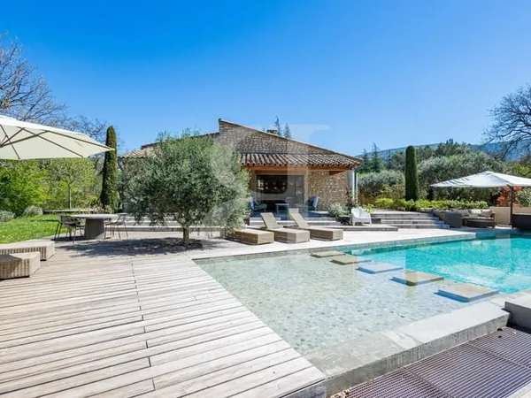 Propriété d'exception avec piscine à débordement à vendre
