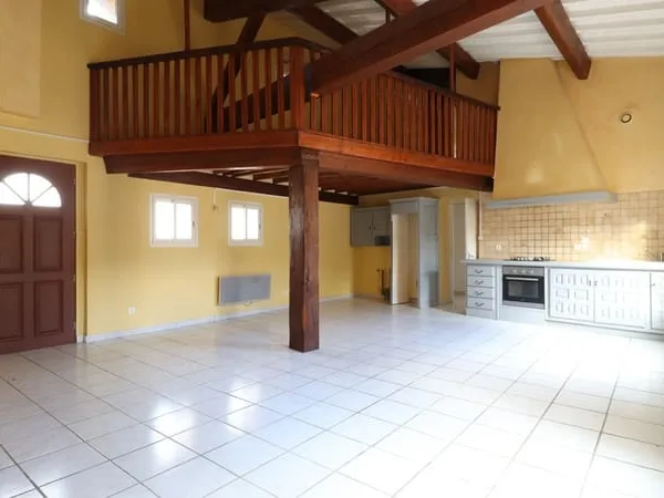 A louer maison dans un petit ensemble collectif T3 bis avec cour privative