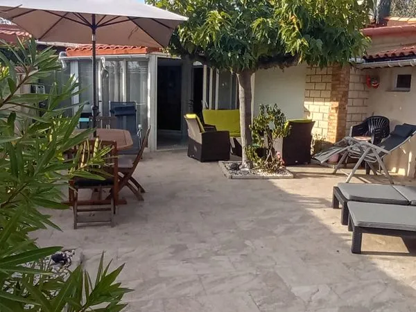 Villa T3 entièrement rénovée. Village des Sables