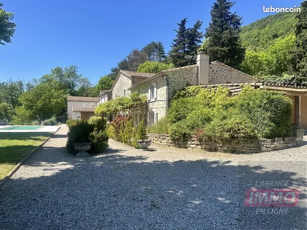 Maison 25 pièces 700 m²