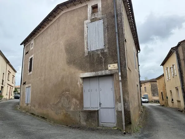 Dans le village tous commerces de Lacapelle Biron