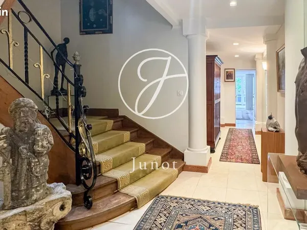 Maison 8 pièces 253 m²