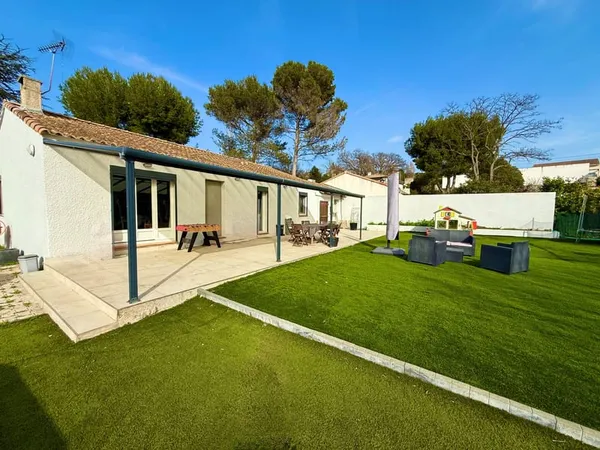 Belle maison de plain-pied de 105m2, garage double, boulodro