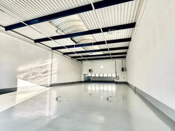Local d'activité 936 m²