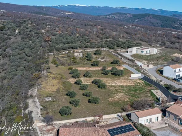 FORCALQUIER (04) - Terrain rare à bâtir, vue dominante & proximité centre, de 2 400,00 m²