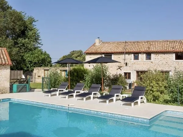 Élégante maison de village et cinq gîtes de luxe offrant un excellent potentiel de revenus