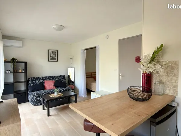 Studio rénové avec terrasse et piscine, proche plage