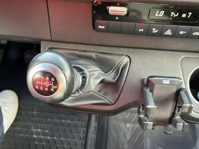 Mercedes Sprinter 319 cdi fourgon 12m3 37 v6 3.0 — photo 9