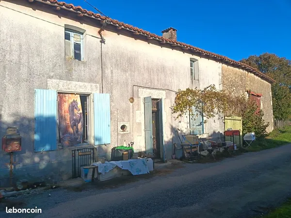 URGENT - Longère, dépendances + 1 hectare de terrain