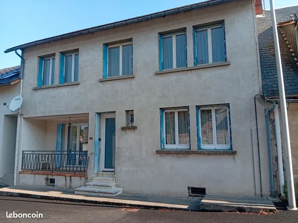 Maison de bourg avec petit terrain fermé