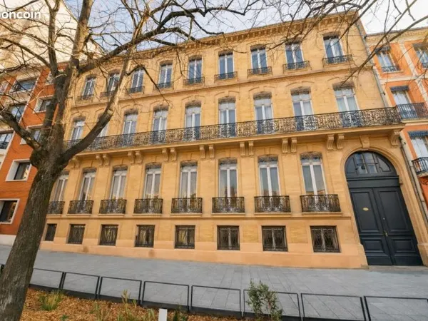 Bureau 5 pièces 242 m²