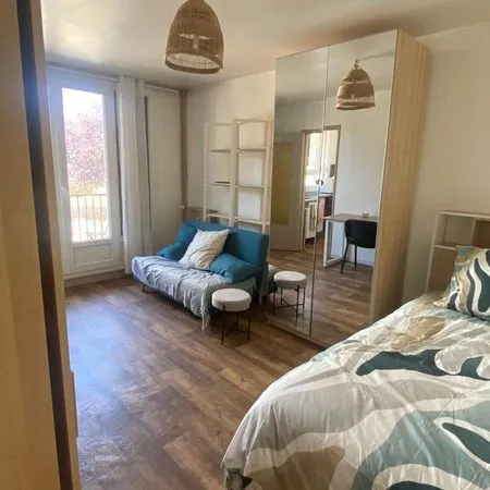T1 MEUBLÉ 30 m² AVEC BALCON et PARKING - PROCHE FACULTÉS - 480 TOUT COMPRIS Disponible immédiatement