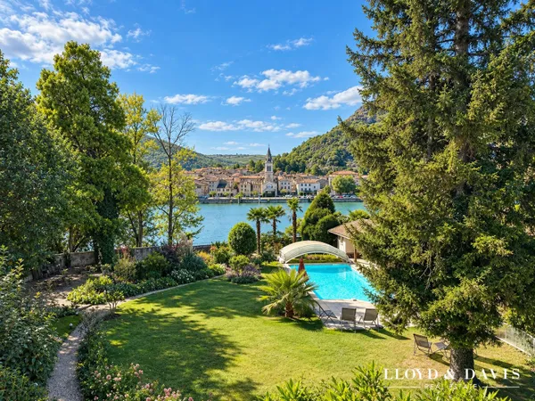 DRÔME- HÔTEL PARTICULIER AU BORD DU RHÔNE - 480 M² - 10