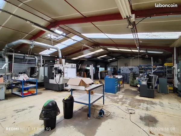 Local industriel 1 000 m²