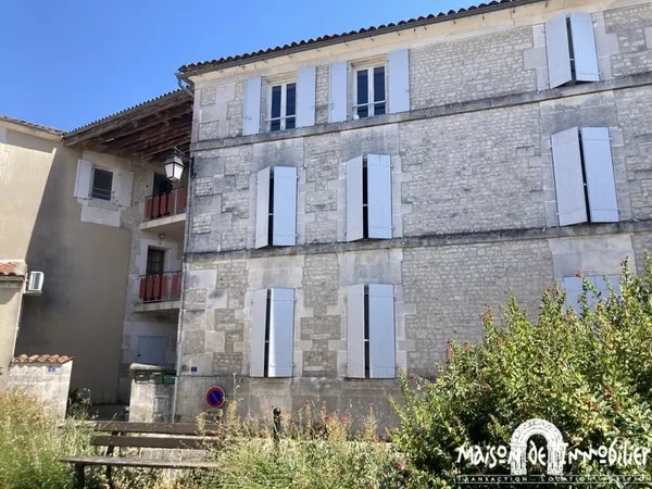 A vendre à SEGONZAC - Immeuble locatif de six logements loué