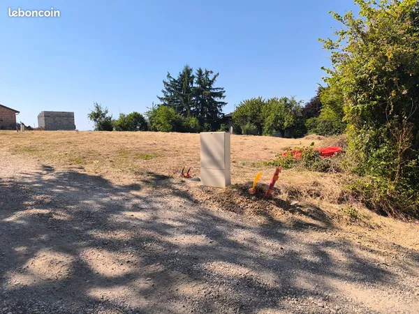 Terrain 891 m² viabilisé, libre de constructeur