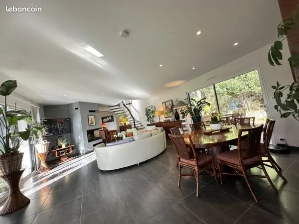 Maison 7 pièces 217 m²