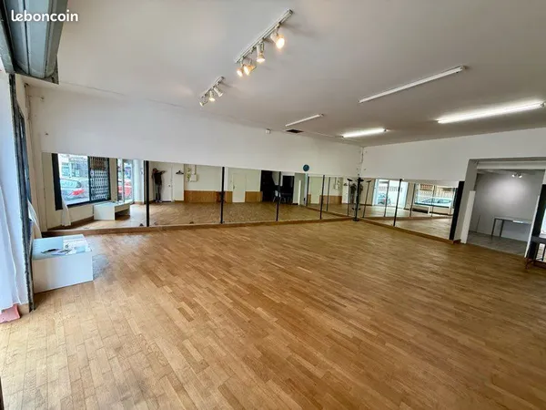 LOCAL COMMERCIAL 96 m² - GRANDE VITRINE - HYÈRES - 1 500 HC - SANS DROIT AU BAIL