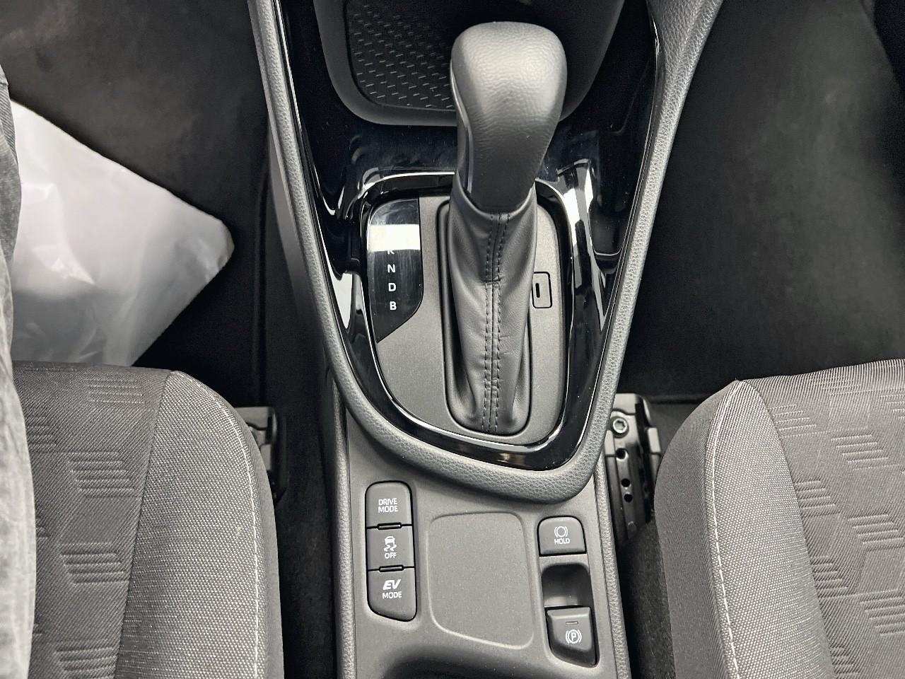 Toyota Yaris hybride 130h collection — photo 22