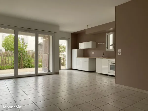 Appartement 3 pièces - 66 m² - Grande Terrasse - Rez de Chaussée sur cour - Parking