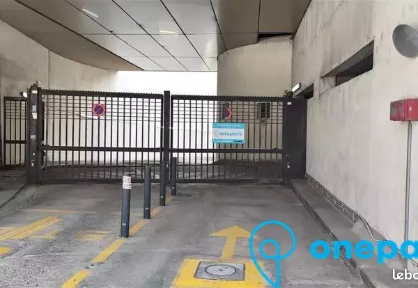 Parking/box 12 m² PARIS 12