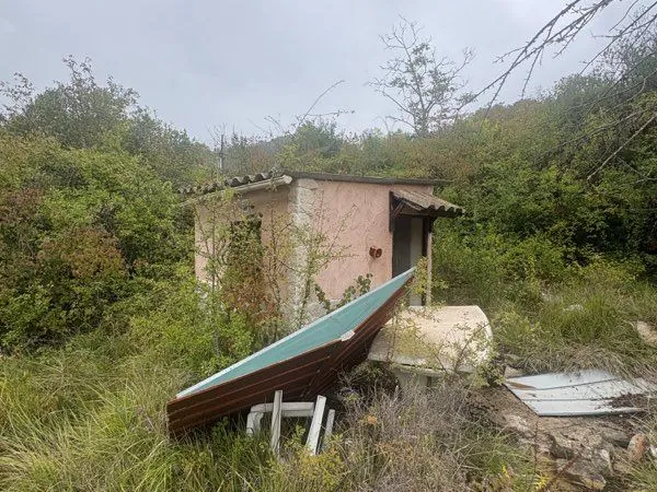 Cabanon cadastré et 200 m2 de terrain