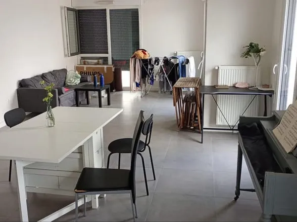 Chambre dans grande colocation