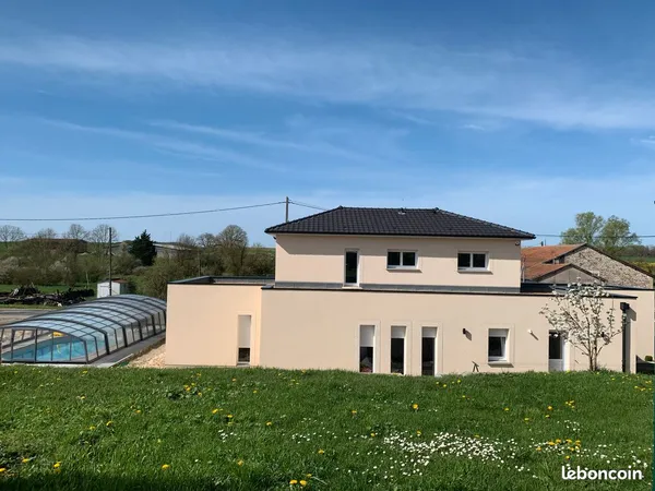 Maison contemporaine de 219 m² habitables (total de 249m2) avec piscine chauffée