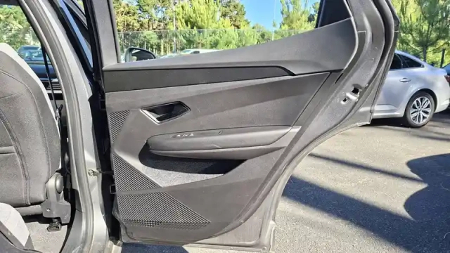 Renault Megane e-tech ev60 130ch super charge — photo 6