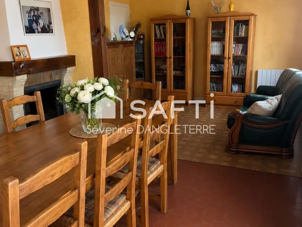 MAISON FAMILIALE AVEC UN GRAND POTENTIEL À RAFRAICHIR .