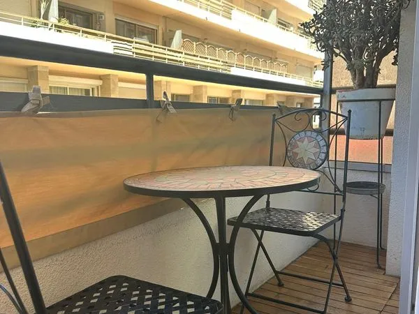 CANNES:2PIECES MEUBLÉ de 32M2avec balcon 500mde la Croisette