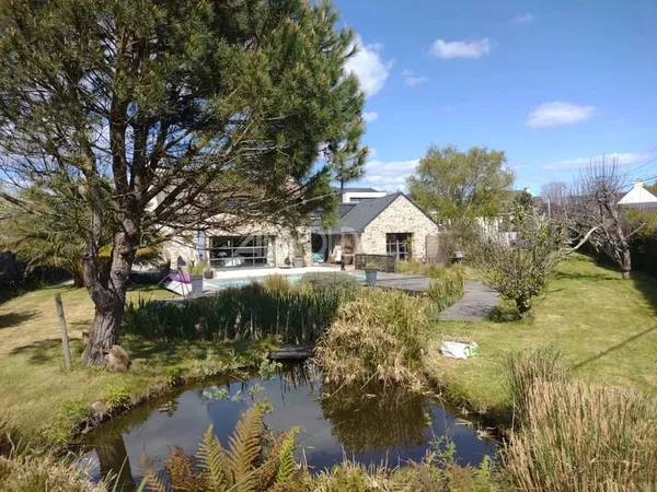 Chaumière de prestige avec piscine entre golf et mer