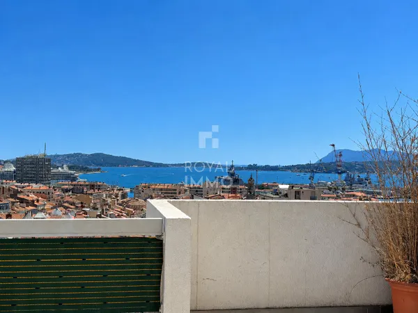 TOULON HAUTE VILLE DERNIER ÉTAGE AVEC TERRASSE PANORAMIQUE