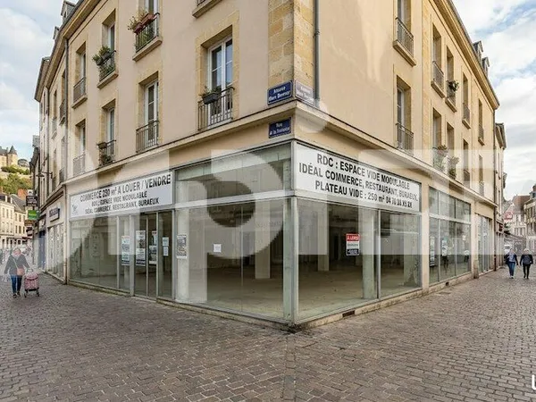 Bâtiment 302 m²