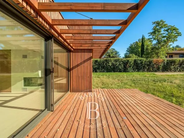 Nernier - Proche du Léman et de la frontière Suisse - Propriété récente - Parc de 1 150 m² - 4 chamb