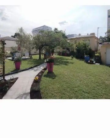 Opportunité rare Studio proche des facs et des transports et entouré d'un grand et agréable jardin