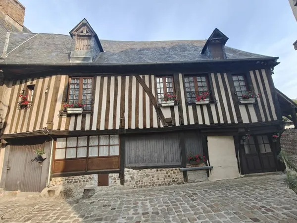MAISON EN COLOMBAGES